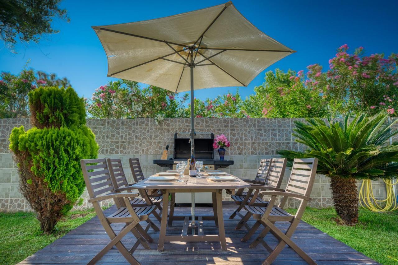 Villa Angela Agios Matthaios  Exterior photo